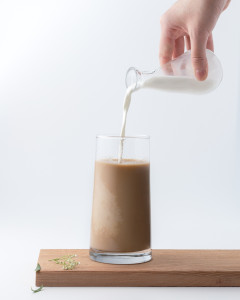 foodiesfeed.com_girl-pouring-milk-in-coffee